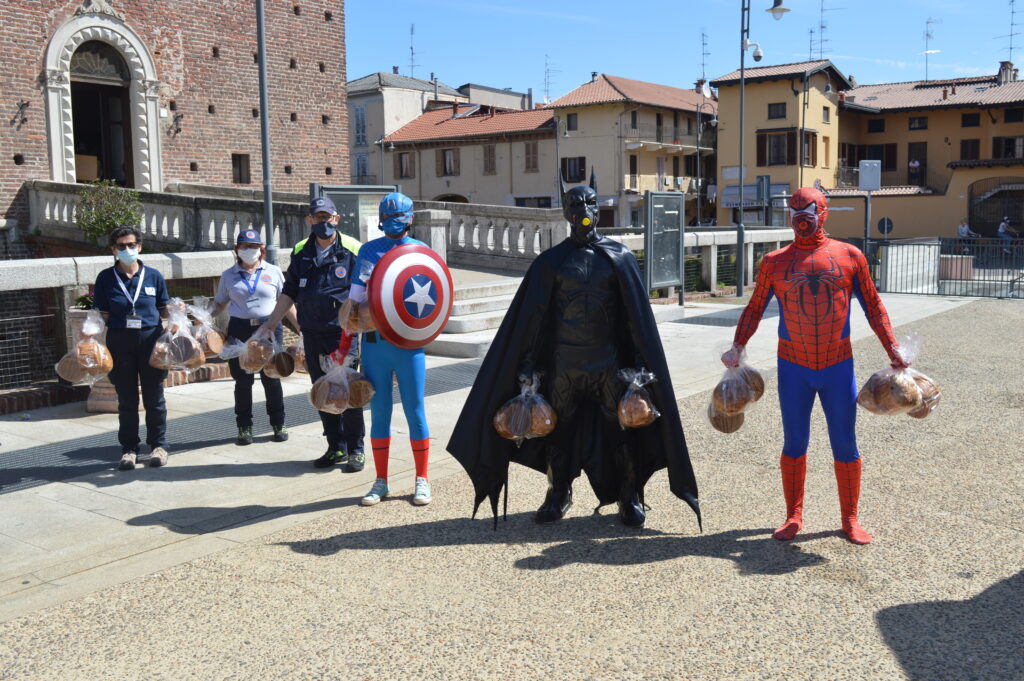 Supereroi e palloncini in cielo: Galliate dice Grazie a personale  sanitario e volontari