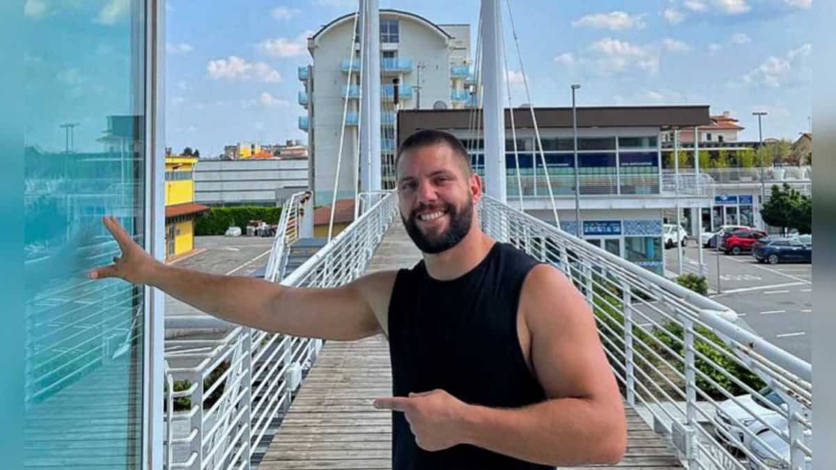 Ragazzo Suoi Compagni Classe Tappeto Palestra Sono Concentrati